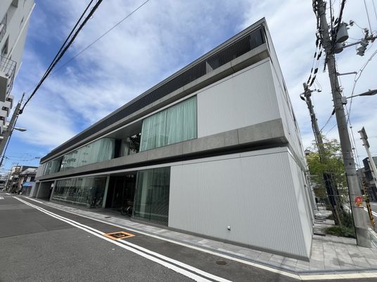 モダンな外観の建物