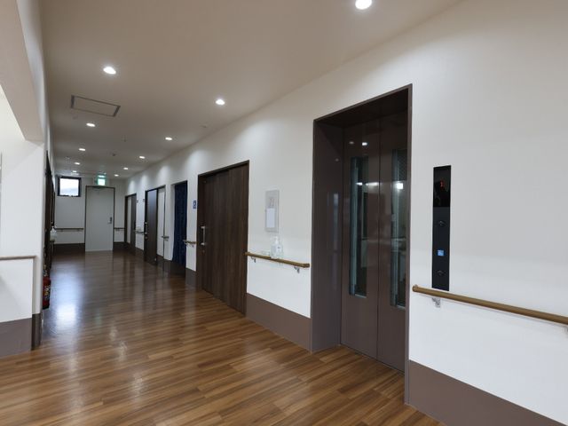 清潔感ある廊下の様子 エレベーター 広々として清潔感のある廊下は、ストレスフリーな日常の移動を支えます。手すりも備えられており安心です。