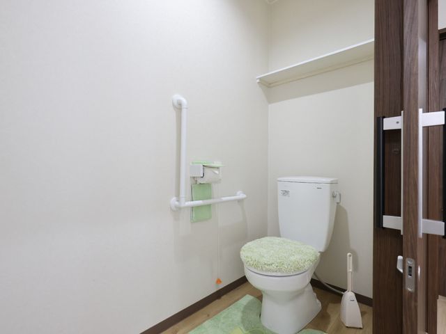 手すり付きトイレ空間 トイレ 清潔感のあるトイレには安全を考慮した手すりが設置されており、快適な日常生活をサポートします。