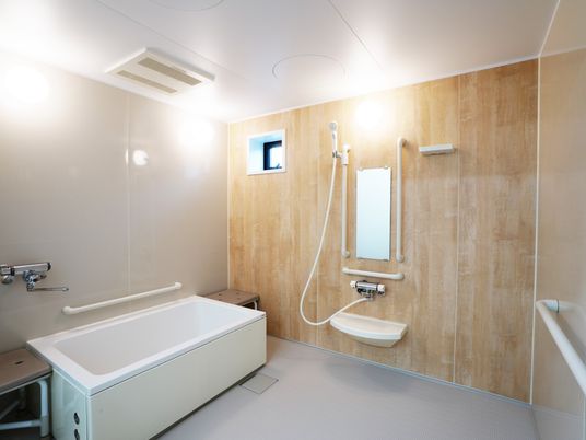 明るい清潔な浴室