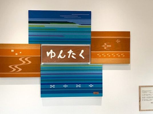 壁に掛けられたアート作品