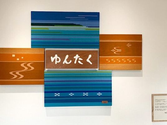 壁に掛けられたアート作品