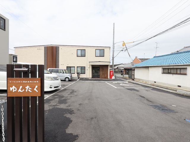 清潔感のある建物外観 外観 すっきりとしたデザインの入り口が、明るい印象を与えています。周囲に調和した建物が、安心感を感じさせるでしょう。