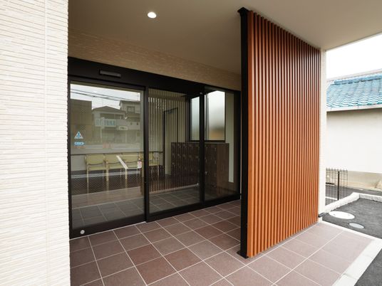 広々とした明るいエントランス