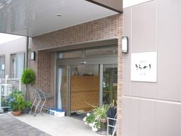 エントランスの明るい景観