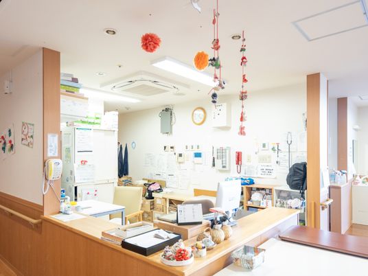 明るい受付のカウンター
