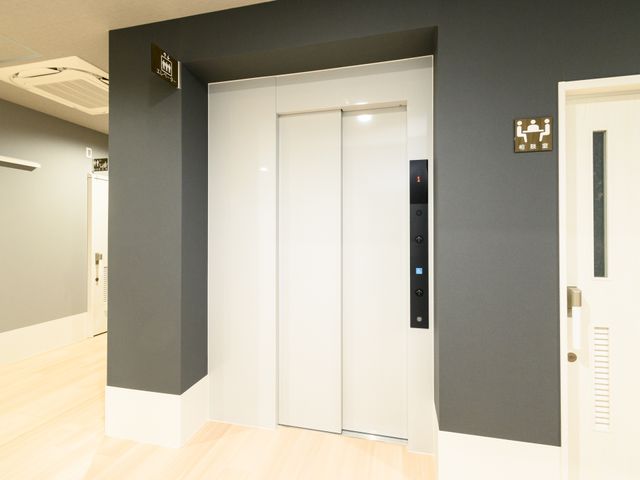 清潔なエレベーター前 エレベーター 広々とした空間に位置する清潔感のあるエレベーターです。利用者の動線を考えた無駄のない設計で、快適に移動していただけます。