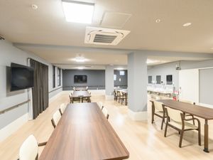 明るい食堂の様子