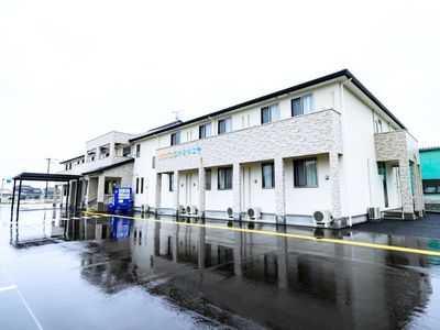 白壁の建物と駐車場