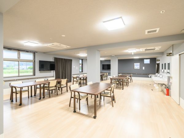 広々とした明るいダイニング