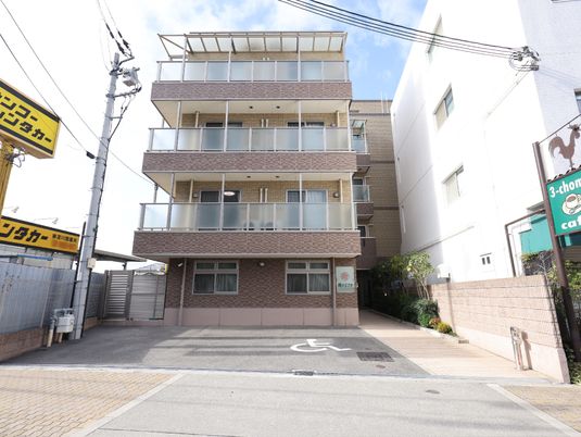 明るい日差しの中庭