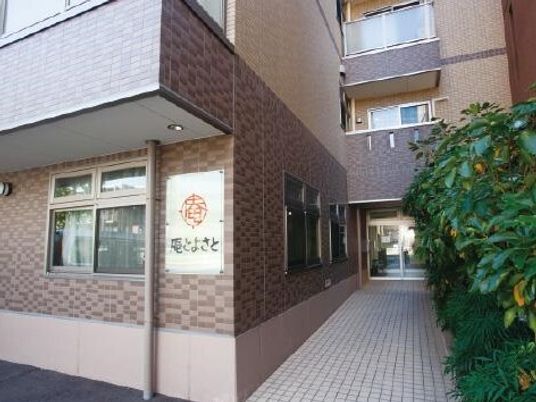 茶色の建物の入口