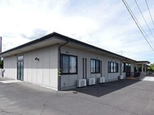 明るい外観の建物
