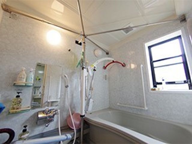 手すり付き浴室施設 浴室 安全に配慮された設計の浴室です。手すりや座席があり、利用者の方々の日々の快適さを支えています。