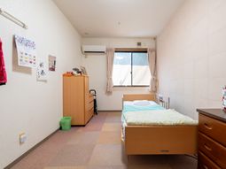 落ち着いたベッドの居室