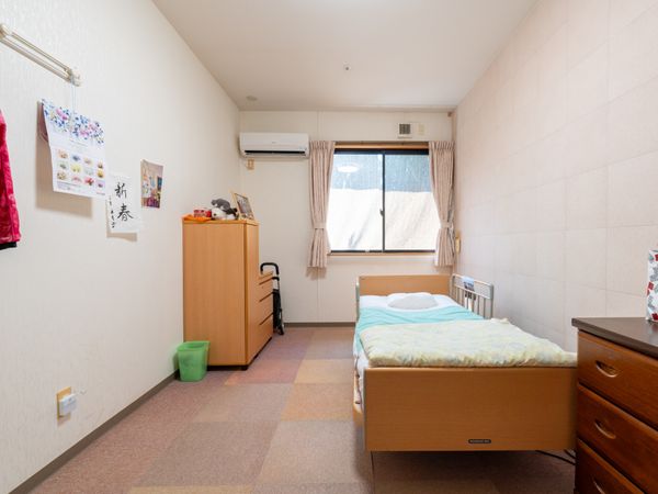 落ち着いたベッドの居室