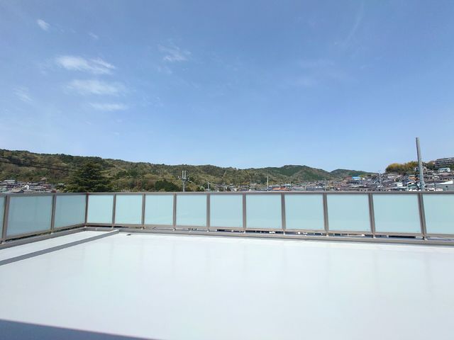 広々とした空の景色 自慢のルーフテラスからは、自然の景色が楽しめます。 開放感あふれるテラスでは、心地よい風と共に美しい景色を眺めながらリフレッシュできます。