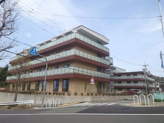 多階層のモダンな建物