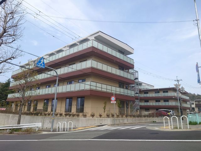 多階層のモダンな建物 外観 広々とした外観が印象的なこの施設は、快適な環境でのお仕事を求める方に適した場所です。