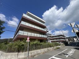 開放的な建物外観