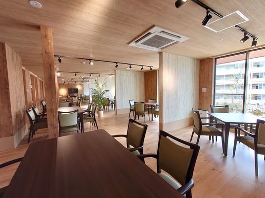 木目調の明るい食堂