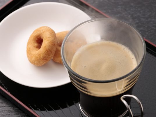 コーヒーとドーナツの朝食