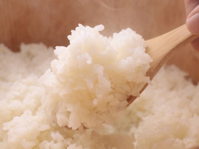 炊き立てごはんのしゃもじ 食事例 毎日の食事を彩る、炊き立てのごはんがあたたかくておいしそうです。食事の時間は心身の健康にとって重要なひと時です。