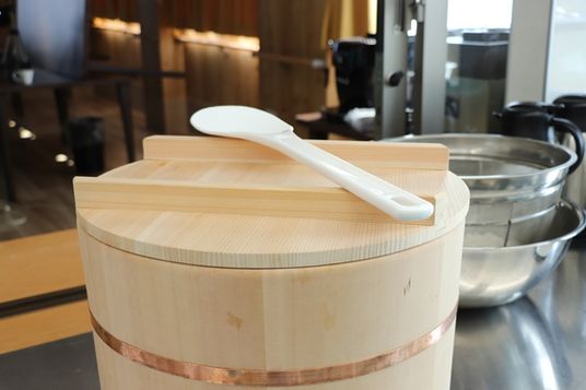蓋としゃもじのある木桶