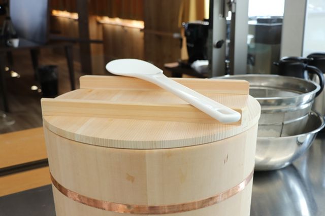 蓋としゃもじのある木桶 キッチン 木のぬくもりが感じられる調理スペースです。食材準備や調理がしやすく設計されています。