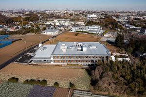 住宅と自然に囲まれた建物外観