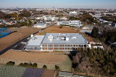 住宅と自然に囲まれた建物外観