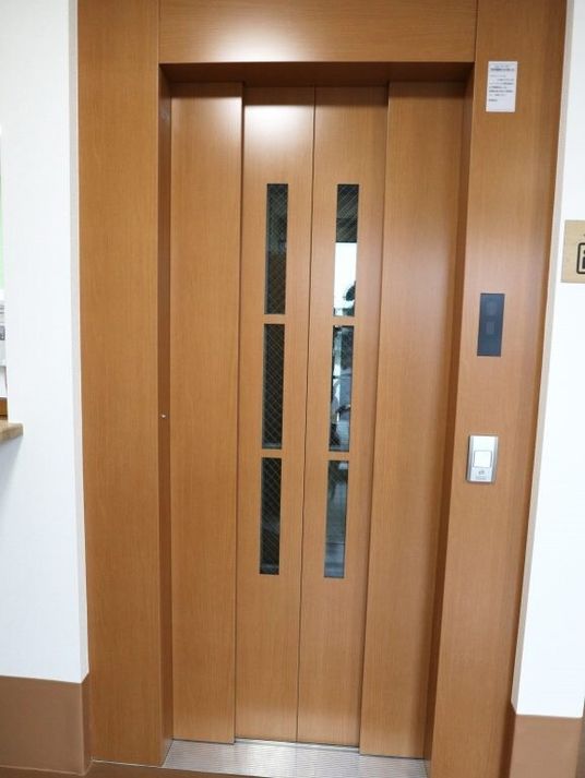 木目調のモダンなエレベーター