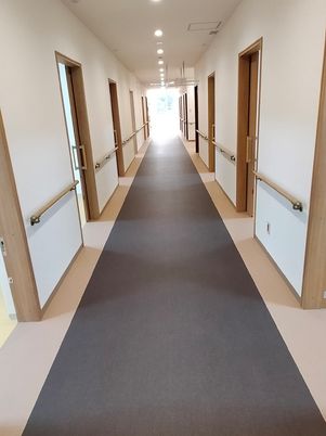 明るく長い廊下