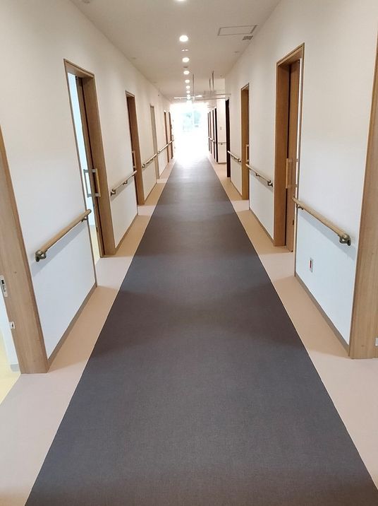 明るく長い廊下