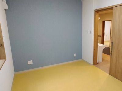 シンプルな居室の入り口