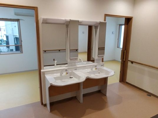 洗面台が並ぶ部屋