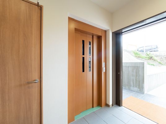 開かれたエレベーターの扉