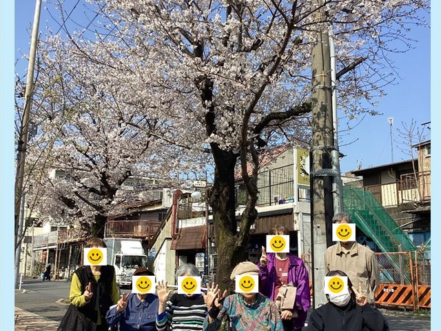 入居者様と近隣でお花見に行きました。