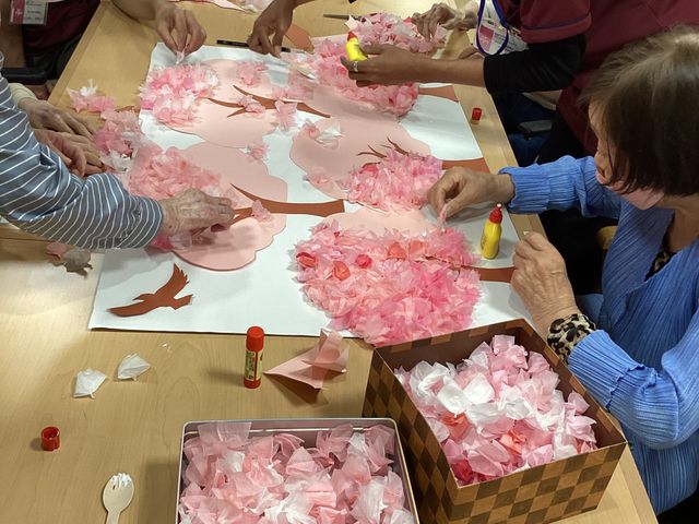 楽しそうな作業風景 多目的室 利用者が集まって作品制作を楽しんでいます。協力して活動することで、充実した時間を過ごせます。