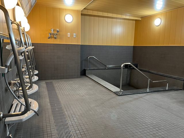 バリアフリーの浴室設備 大浴場 手すりや広々とした設計で、安全にご利用いただける洗練された浴室です。快適なバスタイムをサポートします。