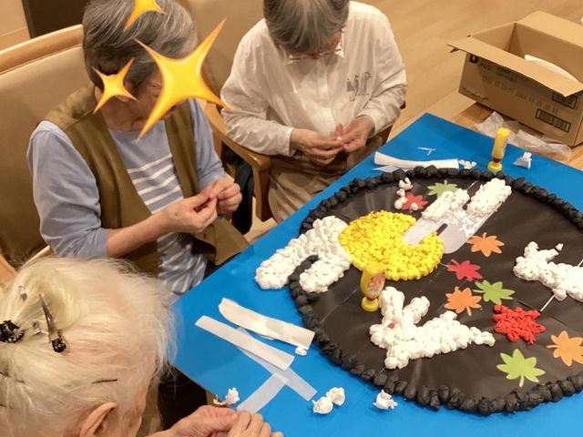 手芸を楽しむ様子 多目的室 グループで手芸を楽しんでいます。多目的室では、入居者同士の交流が活発に行われています。