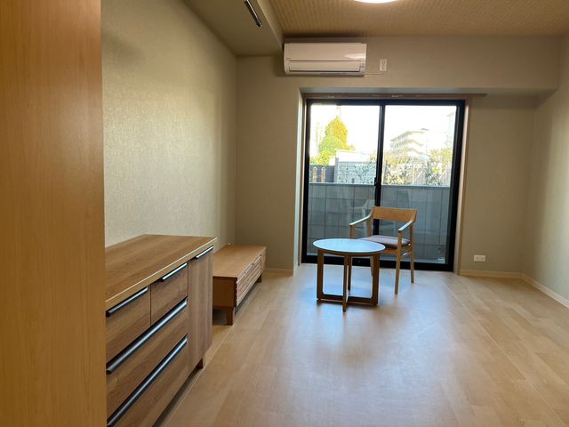 明るく広々した居室 居室 広々とした明るい居室で心地よい空間づくりを支えてくださるスタッフを募集しています。