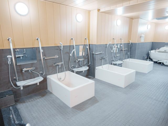清潔な浴室設備 浴室 清潔感溢れる浴室で、入居者の方々のサポートを担当しませんか。