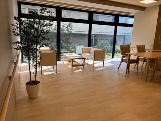 明るい共有スペースの一角