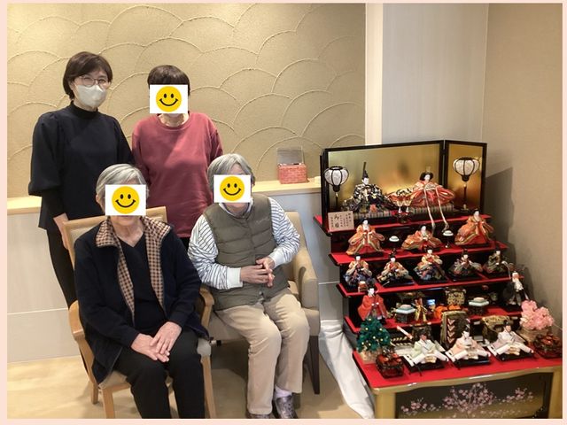 入居者とひな祭りを楽しみました。