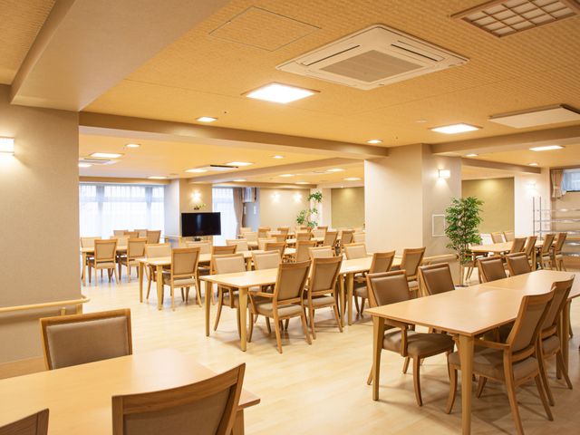 広々としたダイニング ダイニングルーム 広いダイニングルームで、入居者の食事サポートをしませんか。