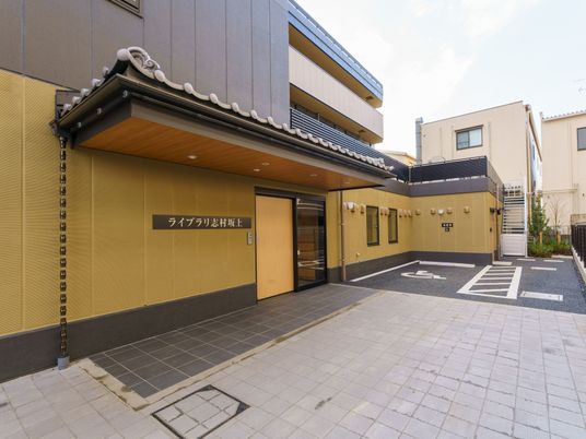 建物の正面玄関  