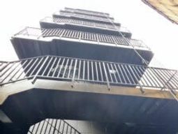 屋外階段のある建物外観