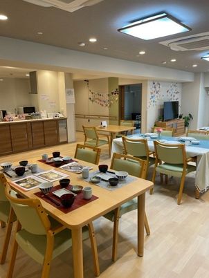 明るい食堂の様子