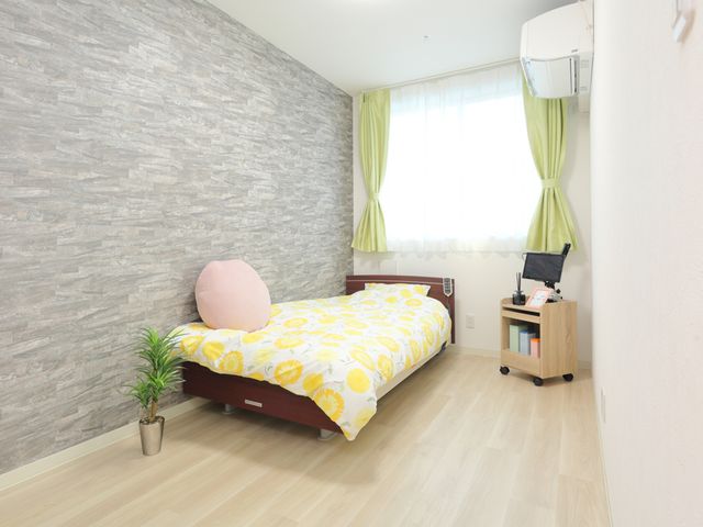 快適な居室 居室 柔らかな自然光が差し込むこの部屋は、個別のプライベート空間を大切にしています。